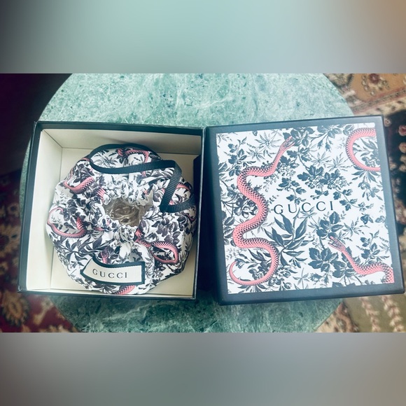 Gucci Interlocking GG Sterling Silver Bracelet with box and Gucci pouch. - Picture 4 of 15